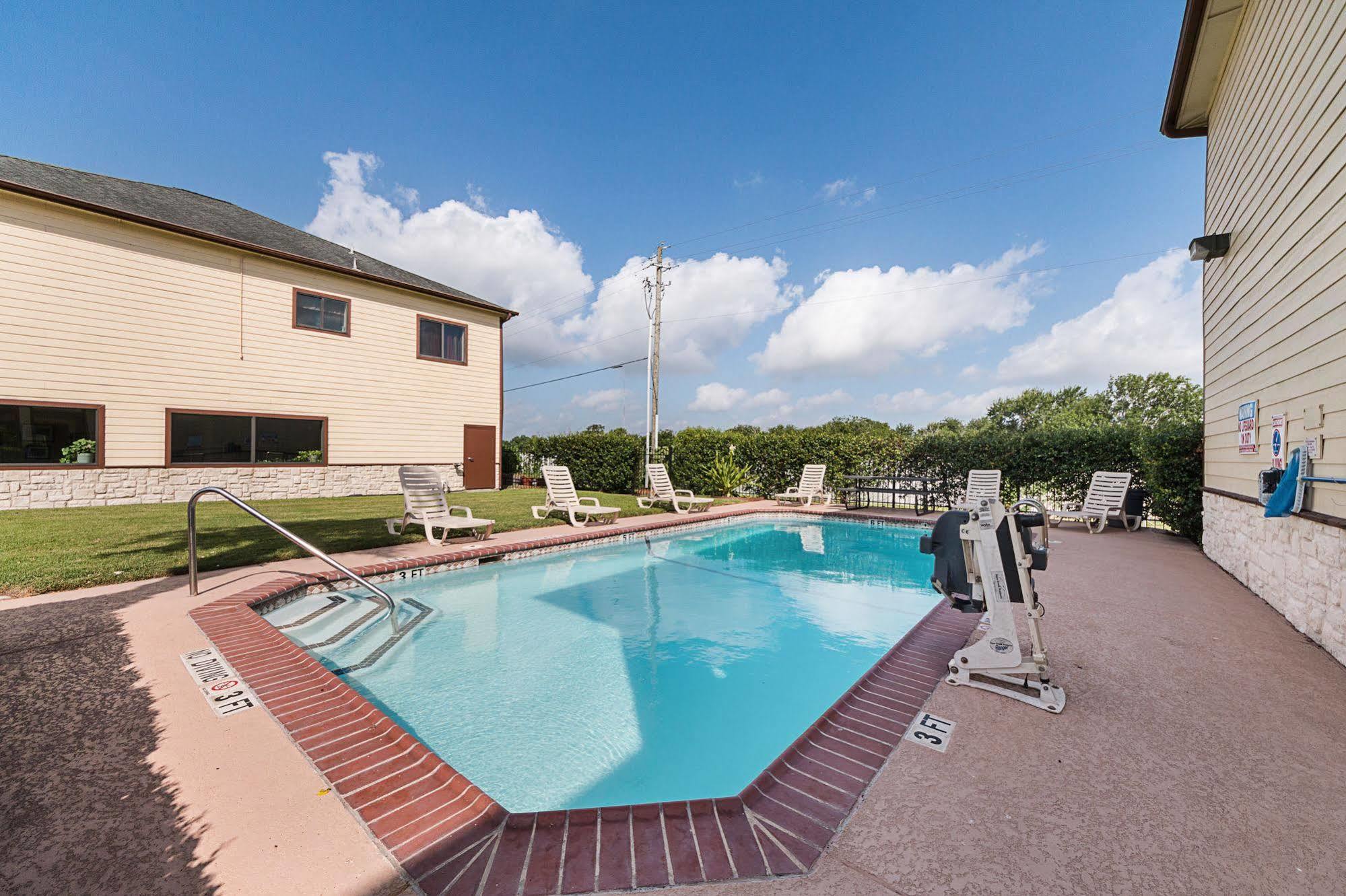 Lone Star Inn And Suites Victoria Exterior photo